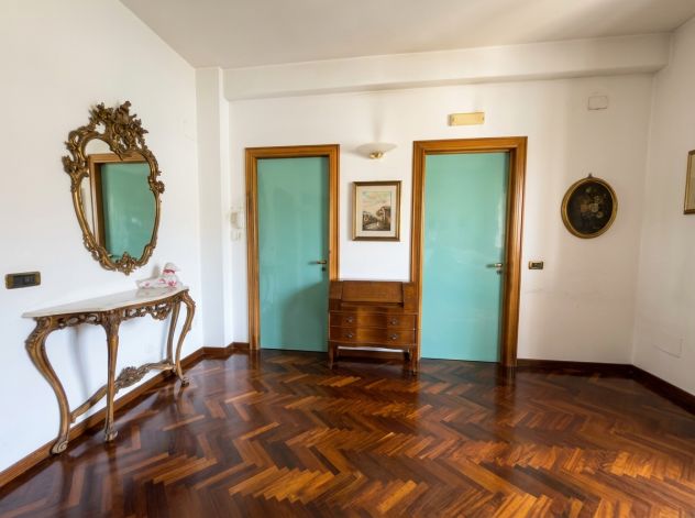 APPARTAMENTO PIANO ALTO IN PIENO CENTRO A SALERNO - Foto 9