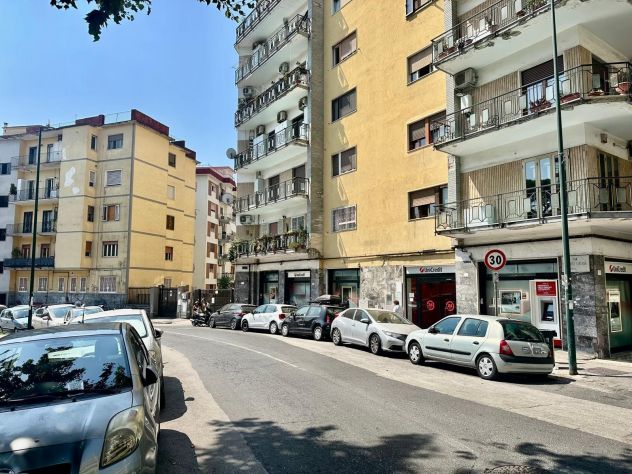 Locale commerciale in Vendita in Via Domenico Fontana a Napoli - Foto 2