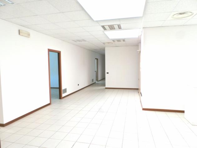Spazioso ufficio cablato con parcheggio - Foto 2