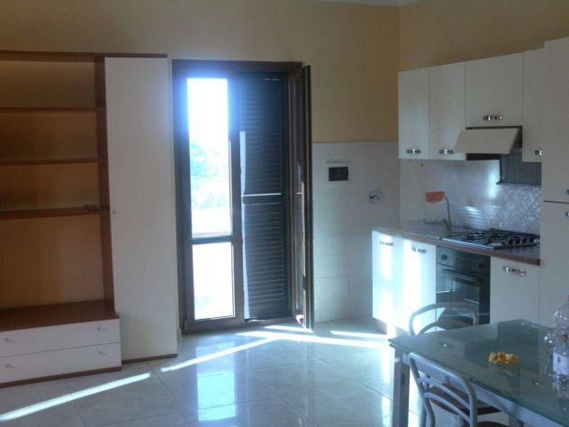 OSTIA BILOCALE ARREDATO CON BALCONE - Foto 2