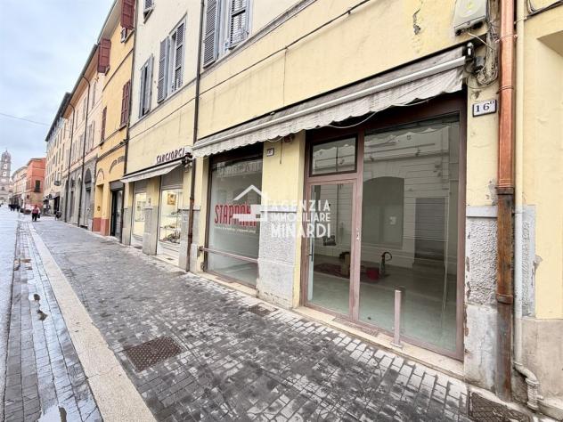 Negozio a reddito con 2 vetrine su corso principale | Centro Faenza | Ottima visibilità