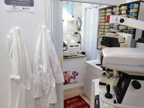 Cedesi Negozio di Ottica Storico in Versilia - Foto 9