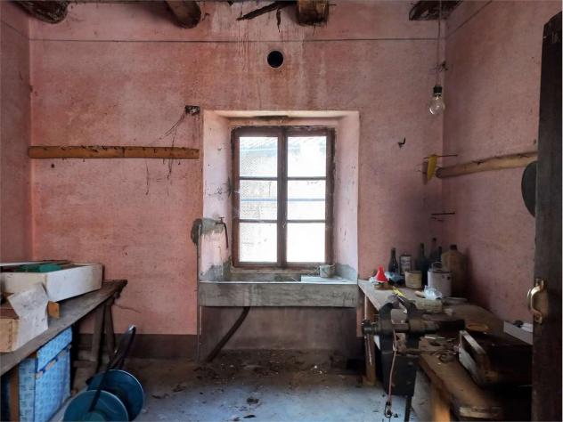V000450 - CASA ANTICA CON RUSTICI E TERRENO - Foto 7