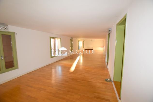 UFFICIO di 1 vani e di 400 mq (MONTEBELLUNA - centro) rif. PLC02F_24