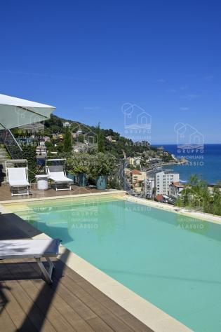 ESCLUSIVA PROPRIETÀ DI PRESTIGIO CON VISTA MARE TOTALE, PISCINA PANORAMICA E DEPENDANCE INDIPENDENTE - Foto 12