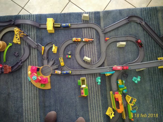 Trenini Chuggington originali con personaggi, stazione, binari - Foto 3