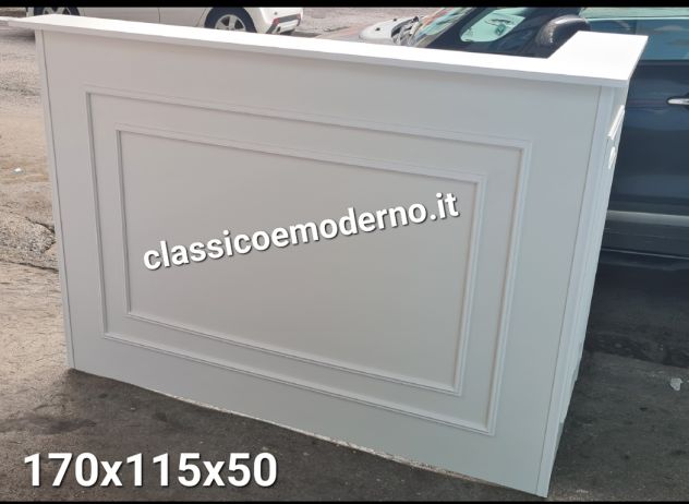 Bancone reception ad angolo con doppia cornice boiserie centro estetico spedizio