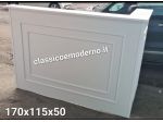 Bancone reception ad angolo con doppia cornice boiserie centro estetico spedizio