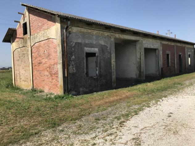 Rustico / Casale di 235 m² con più di 5 locali e box auto doppio in vendita a Soliera - Foto 3