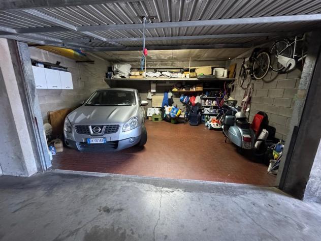 Alassio, a soli 1,5 km dal mare, proponiamo elegante villa a schiera su più livelli, dotata di ingresso indipendente e libera su tre lati. cantina e - Foto 16