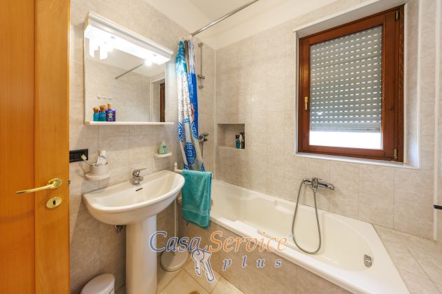 Ampio appartamento con vista mare e box auto - Foto 7