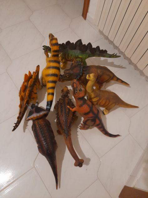 Otto dinosauri giganti di plastica rigida, perfetti ed intoccati mai utilizzati. - Foto 5