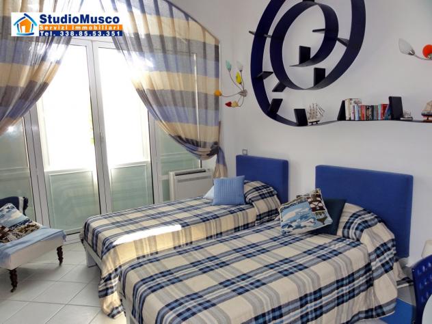 StudioMusco vende a Capri, su via Marina Piccola panoramicissimo appartamento indipendente. Con ampia terrazza panoramica, piccolo giardinetto, posto - Foto 18