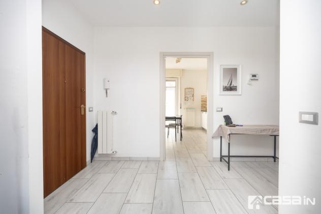 L'appartamento, ristrutturato internamente nel 2018, è composto da un luminoso soggiorno, da una cucina abitabile che si affaccia su un comodo balcone - Foto 2