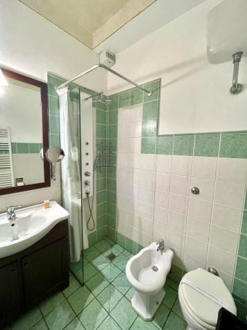 Appartamento arredato composto da soggiorno con angolo cottura, camera matrimoniale e camera singola, due bagni e grande terrazzo, il tutto completame - Foto 8
