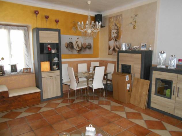 immersa nel verde, cascina ristrutturata libera su tre lati con cortile e giardino privato. Piiano terra: ampio soggiorno, sala da pranzo, cucina (che - Foto 12