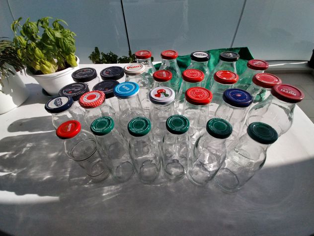 vasetti in vetro e bottiglie per salsa per conservare alimenti in cucina - Foto 4