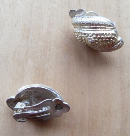 N° 2 ORECCHINI DI BIGIOTTERIA A FORMA DI CONCHIGLIA - - Foto 2