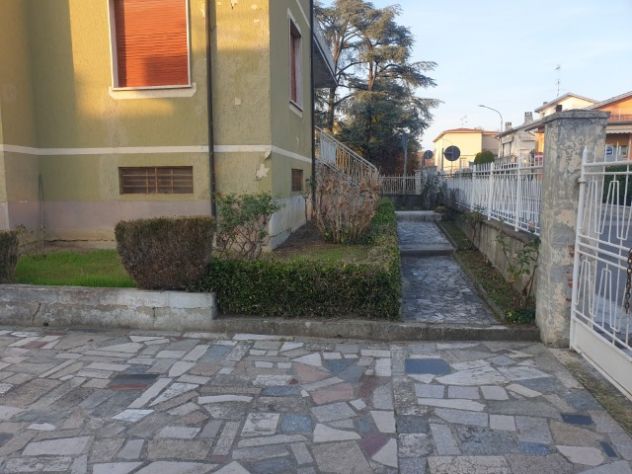 CASA INDIPENDENTE CON DUE APPARTAMENTI ED AREA DI PROPRIETA' - Foto 3