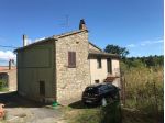 In un piccolo villaggio nel comune di Sorano , vendiamo Rustico indipendent &hellip;