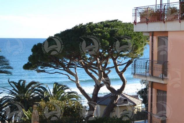 Alassio, luminoso trilocale con tutti i confort