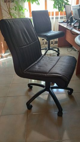 Vendo Scrivania direzionale Styloffice con cassettiera, sedie e mobile basso. - Foto 6