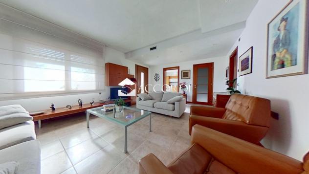 CASA INDIPENDENTE di 8 vani e di 240 mq (GODEGA DI SANT'URBANO) rif. DG025 - Foto 4