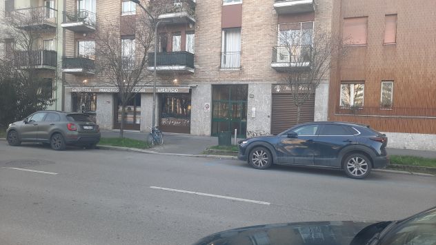 NEGOZIO VENDESI MURI 165 MQ. 3 VETRINE SU STRADA