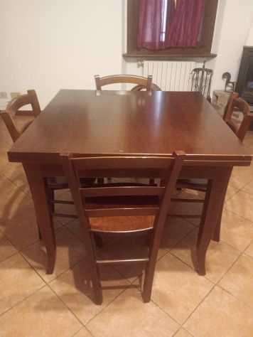 Tavolo pieghevole in legno massello con 4 sedie – €170