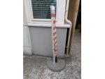 Ombrellone con suo porta ombrellone in cemento