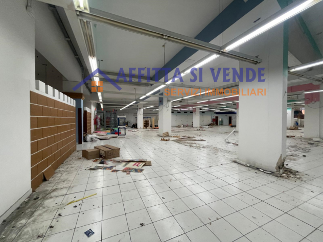 Oltre 3 vetrine in affitto a Siracusa - Foto 3