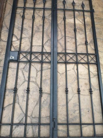 Infissi in legno e alluminio con vetri camera e grate in ferro