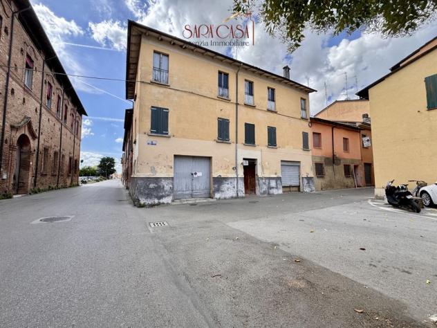 Fabbricato con due unità abitative, garage e negozio