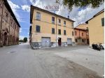 Fabbricato con due unità abitative, garage e negozio