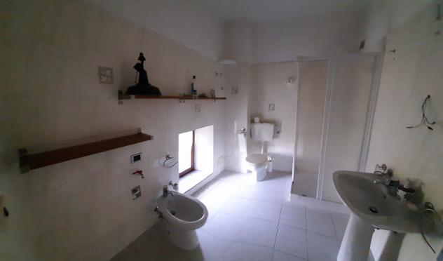 ristrutturata nel 2015 su due livelli: al piano terra ampia cucina, con caminetto, sala e scala di collegamento posta tra i due vani, piano primo dis - Foto 18