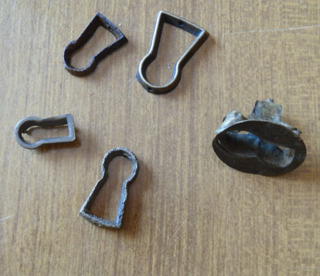 N° 5 ANTICHE BOCCHETTE IN OTTONE PER MOBILI VARI - Due in omaggio - - Foto 2