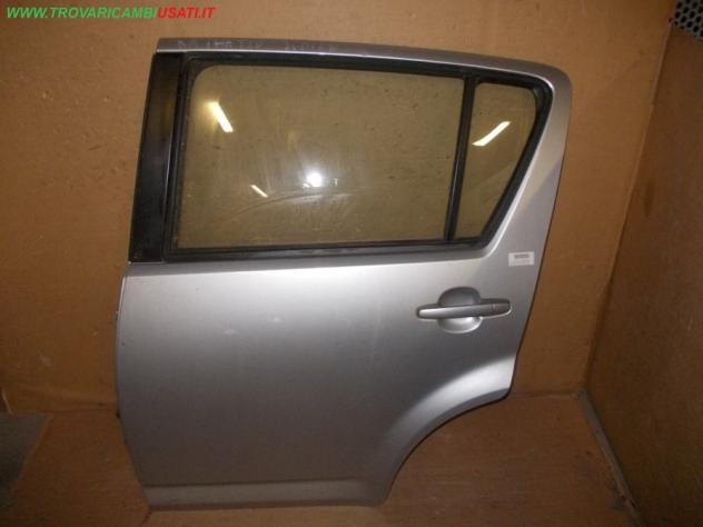 PORTA POST.S. ARGENTO CON ALZACR. DAIHATSU SIRION (M3)  Carrozzeria  Lamierati esterni  Porte  Porta post. sx. DAIHATSU - SIRION - 01-01-2005 - 01-08-