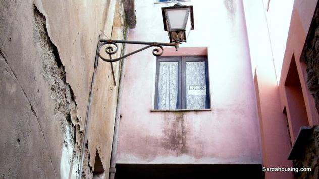 Nel centro storico di Santu Lussurgiu, antico borgo della Sardegna centro-occidentale, vi proponiamo una particolare casa storica ristrutturata in par - Foto 13