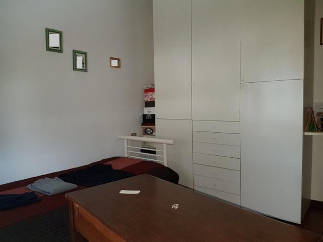 MARINA DI MASSA, prima periferia e poco distante dal mare, vendesi villetta singola con giardino circondante: salone, cucina, tinello con camino, bagn - Foto 11