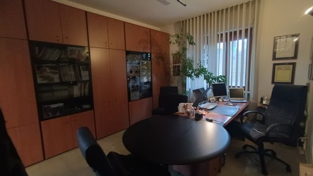 Vendo Scrivania direzionale Styloffice con cassettiera, sedie e mobile basso. - Foto 9