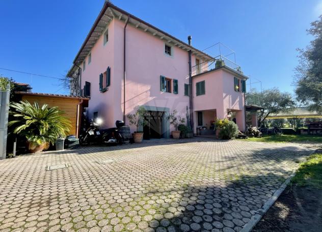RUSTICO di 10 vani e di 250 mq (PIETRASANTA - Crociale) rif. 037