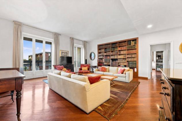 Appartamento di 230 m² con più di 5 locali e box auto in vendita a Milano