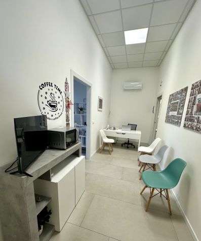 Studio medico ristrutturato con parcheggio interno, per professionisti sanitari - Foto 2