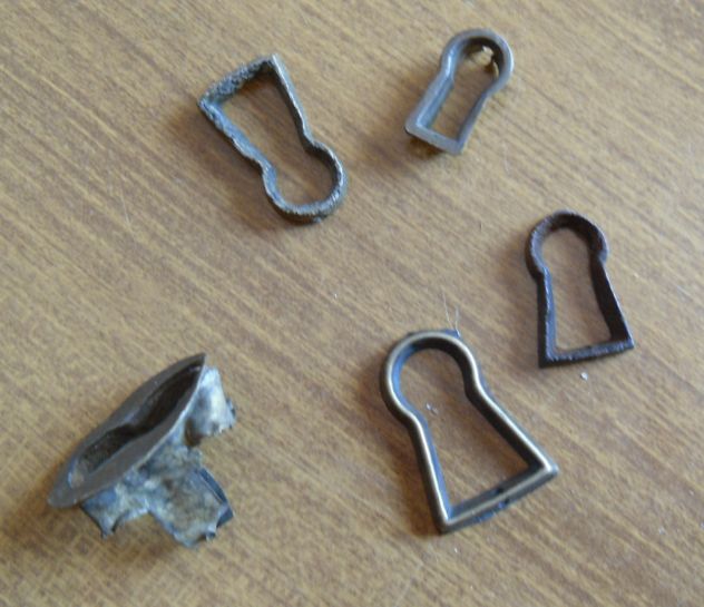 N° 5 ANTICHE BOCCHETTE IN OTTONE PER MOBILI VARI - Due in omaggio - - Foto 3