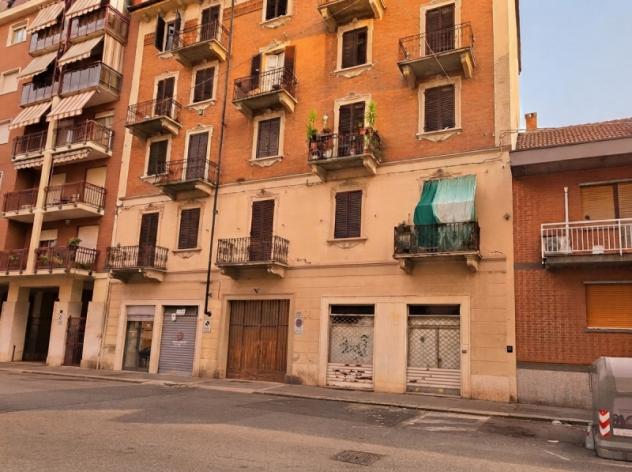Ampio negozio con tre vetrine in stabile d’epoca nel cuore di Torino
