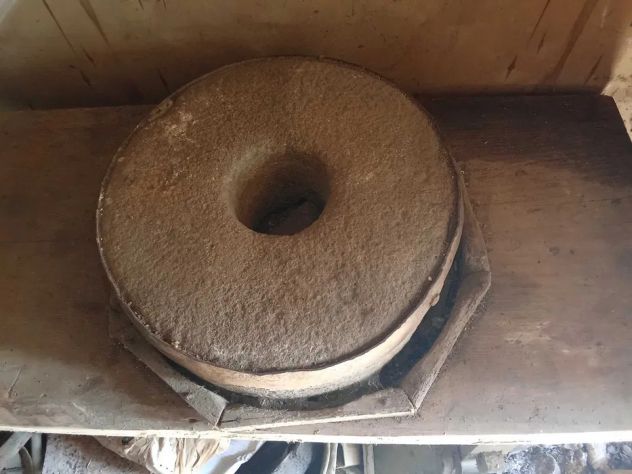 Mulino a mano antico per macinare le cereali - Foto 2