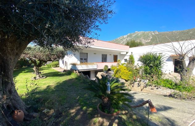 MERAVIGLIOSA VILLA CON AMPIO GIARDINO - ZONA CENTRALE - MONDRAGONE - Rif. V2897