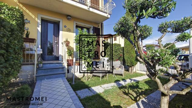 VILLA A SCHIERA di 7 vani e di 120 mq (PESCIA) rif. 3452