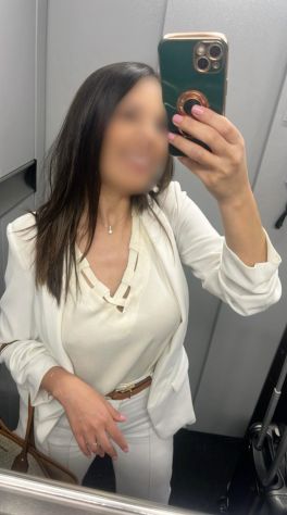 Vi offro un servizio eccellente e un massaggio rilassante con mani magiche. Tel:3922676720