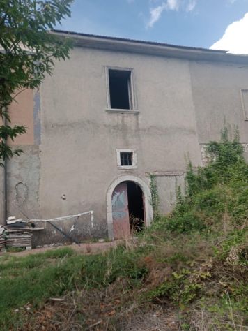 AMPIO TERRENO DI 8.000 MQ CON CASOLARE DA RISTRUTTURARE - Foto 8